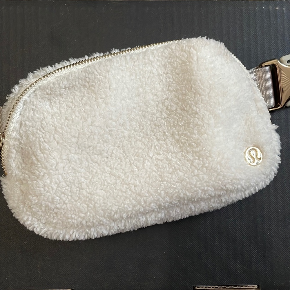Lululemon Sherpa belt bag